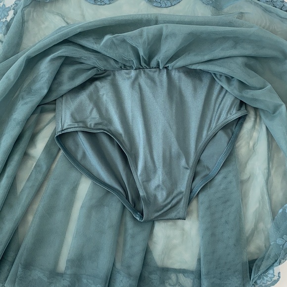 Weisman Two piece crop top and skirt - Picture 6 of 11